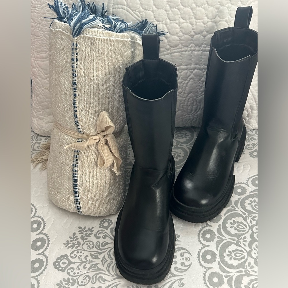Reign Chunky Chelsea style Black Boot. Sz. 6. Perfect condition. No damage/box.